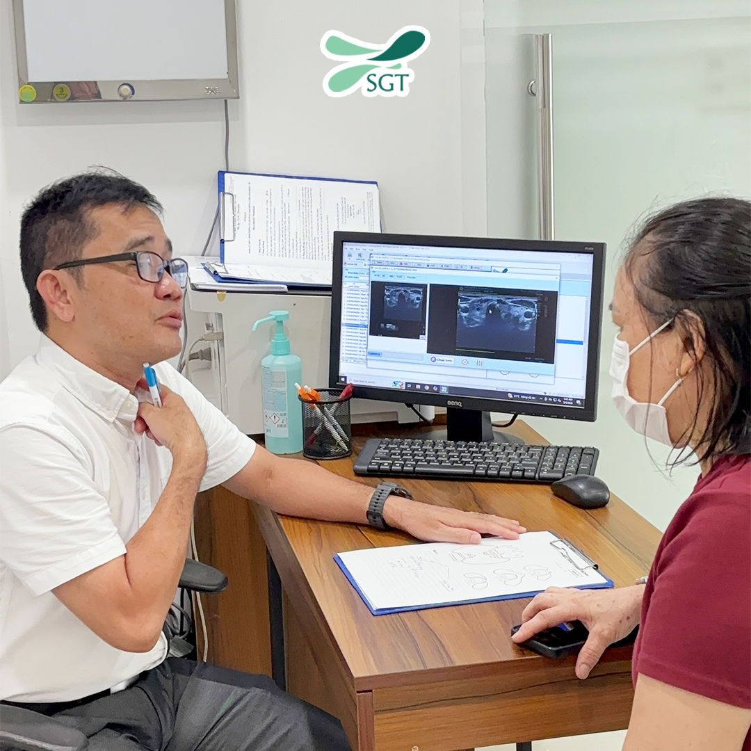 Bác sĩ tư vấn về kích thước u tuyến giáp và kết quả siêu âm.