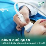 Bác sĩ khám và siêu âm tầm soát bệnh bướu giáp nhân ở người trẻ tuổi