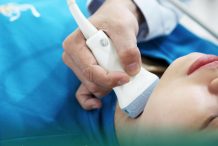 Bác sĩ khám và siêu âm tầm soát bệnh bướu giáp nhân ở người trẻ tuổi
